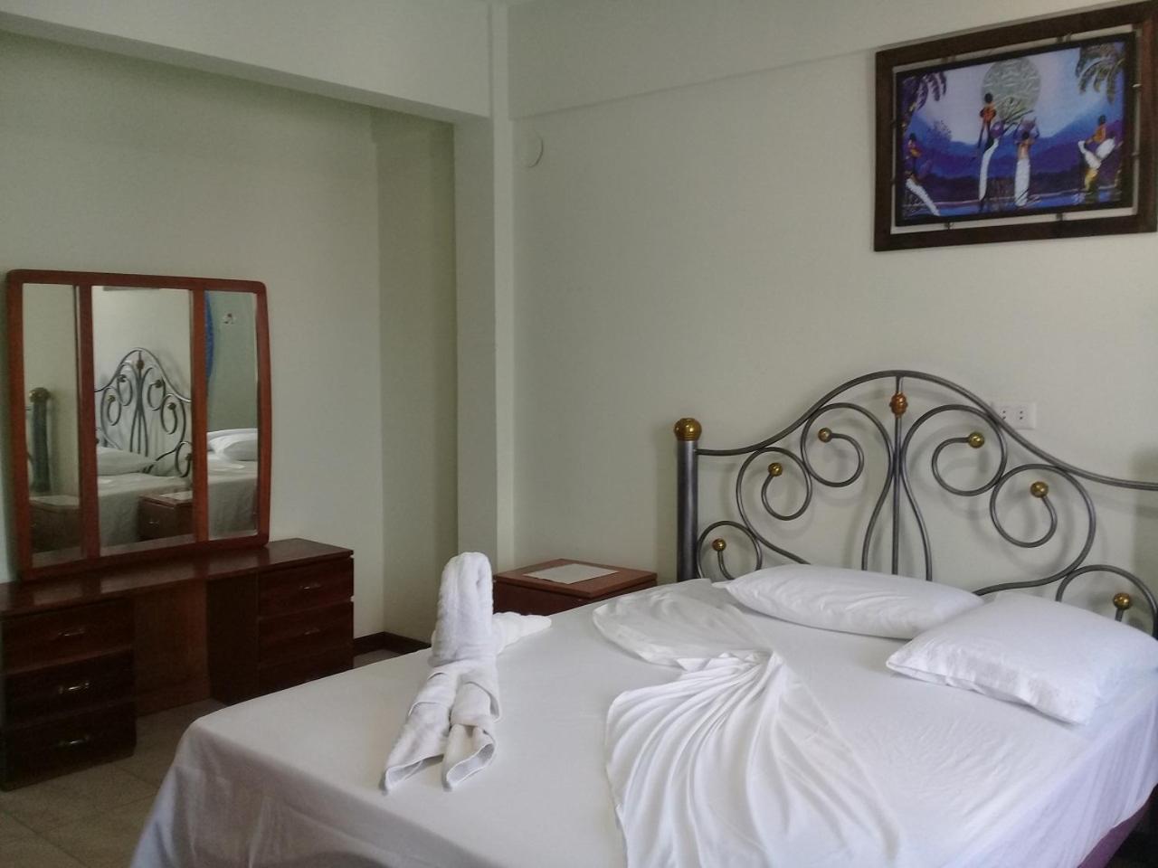 Hostal Ibiza Santa Cruz de La Sierra Bagian luar foto